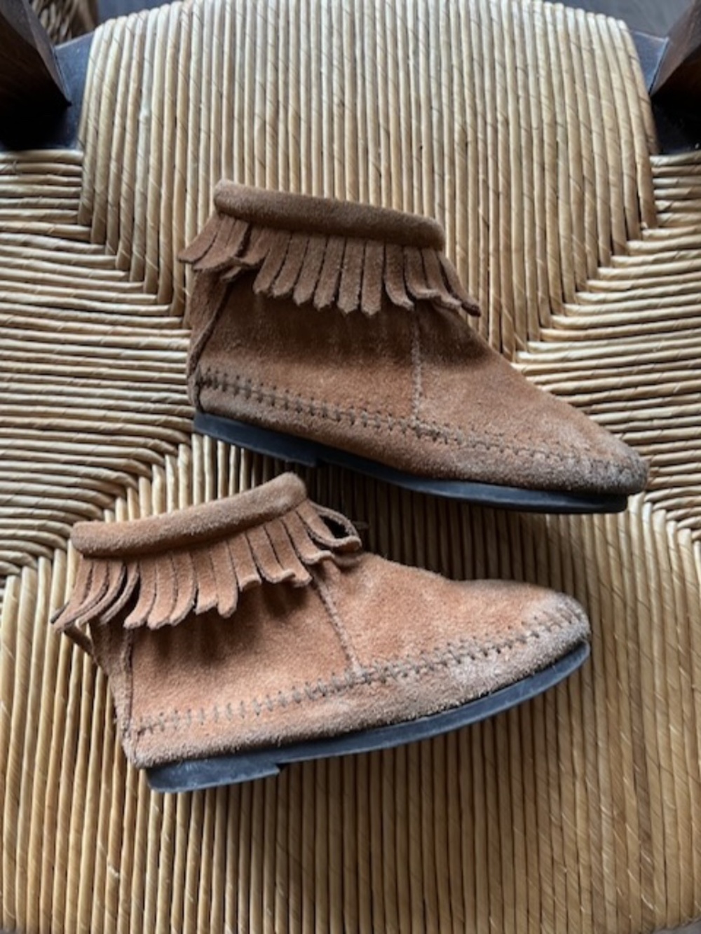 Minnetonka moccasin brown suede fringed boots with rubber sole 9